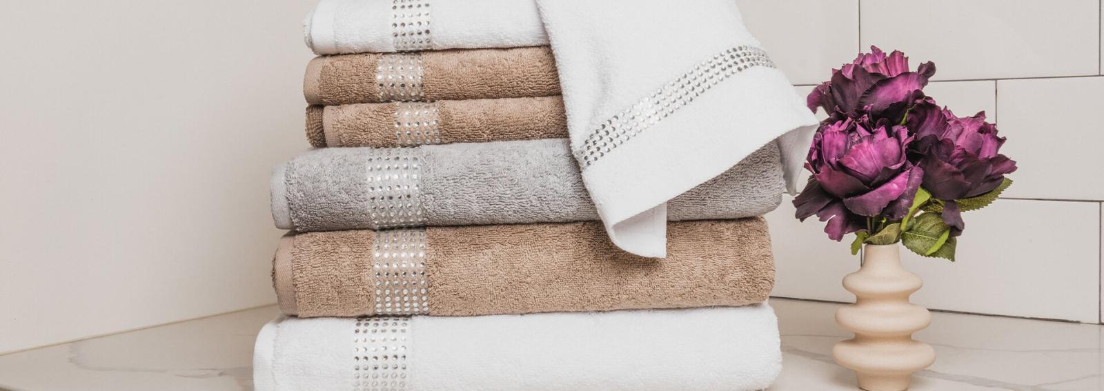 pile&amp;&#x23;x20&#x3B;de&amp;&#x23;x20&#x3B;serviettes&amp;&#x23;x20&#x3B;de&amp;&#x23;x20&#x3B;bain&amp;&#x23;x20&#x3B;de&amp;&#x23;x20&#x3B;luxe&amp;&#x23;x20&#x3B;accentu&amp;&#x23;xE9&#x3B;es&amp;&#x23;x20&#x3B;de&amp;&#x23;x20&#x3B;strass&amp;&#x23;x20&#x3B;dans&amp;&#x23;x20&#x3B;des&amp;&#x23;x20&#x3B;tons&amp;&#x23;x20&#x3B;neutres&amp;&#x23;x20&#x3B;&amp;&#x23;xE0&#x3B;&amp;&#x23;x20&#x3B;c&amp;&#x23;xF4&#x3B;t&amp;&#x23;xE9&#x3B;&amp;&#x23;x20&#x3B;de&amp;&#x23;x20&#x3B;fleurs&amp;&#x23;x20&#x3B;violettes&amp;&#x23;x20&#x3B;artificielles&amp;&#x23;x20&#x3B;sur&amp;&#x23;x20&#x3B;un&amp;&#x23;x20&#x3B;comptoir&amp;&#x23;x20&#x3B;en&amp;&#x23;x20&#x3B;marbre