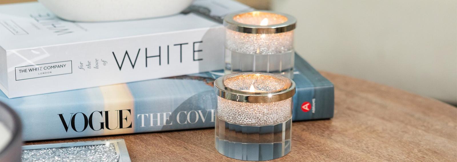 paire&amp;&#x23;x20&#x3B;de&amp;&#x23;x20&#x3B;porte-bougies&amp;&#x23;x20&#x3B;chauffe-plat&amp;&#x23;x20&#x3B;en&amp;&#x23;x20&#x3B;strass&amp;&#x23;x20&#x3B;sur&amp;&#x23;x20&#x3B;table&amp;&#x23;x20&#x3B;en&amp;&#x23;x20&#x3B;bois&amp;&#x23;x20&#x3B;avec&amp;&#x23;x20&#x3B;livres&amp;&#x23;x20&#x3B;de&amp;&#x23;x20&#x3B;d&amp;&#x23;xE9&#x3B;coration&amp;&#x23;x20&#x3B;blancs&amp;&#x23;x20&#x3B;et&amp;&#x23;x20&#x3B;plateau&amp;&#x23;x20&#x3B;en&amp;&#x23;x20&#x3B;argent