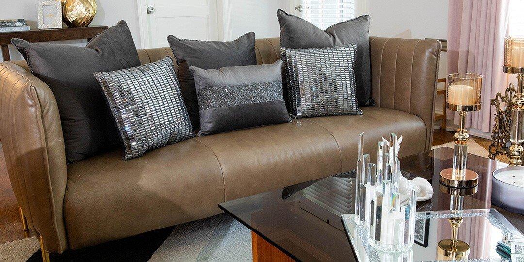 Cojines&amp;&#x23;x20&#x3B;de&amp;&#x23;x20&#x3B;lentejuelas&amp;&#x23;x20&#x3B;negros&amp;&#x23;x20&#x3B;y&amp;&#x23;x20&#x3B;plateados&amp;&#x23;x20&#x3B;estilizados&amp;&#x23;x20&#x3B;en&amp;&#x23;x20&#x3B;un&amp;&#x23;x20&#x3B;sof&amp;&#x23;xE1&#x3B;&amp;&#x23;x20&#x3B;de&amp;&#x23;x20&#x3B;terciopelo&amp;&#x23;x20&#x3B;marr&amp;&#x23;xF3&#x3B;n&amp;&#x23;x20&#x3B;glamuroso