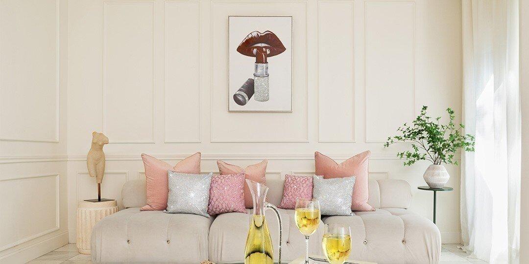 sala&amp;&#x23;x20&#x3B;de&amp;&#x23;x20&#x3B;estar&amp;&#x23;x20&#x3B;de&amp;&#x23;x20&#x3B;verano&amp;&#x23;x20&#x3B;glamorosa&amp;&#x23;x20&#x3B;con&amp;&#x23;x20&#x3B;cojines&amp;&#x23;x20&#x3B;de&amp;&#x23;x20&#x3B;terciopelo&amp;&#x23;x20&#x3B;rosa,&amp;&#x23;x20&#x3B;arte&amp;&#x23;x20&#x3B;de&amp;&#x23;x20&#x3B;pared&amp;&#x23;x20&#x3B;de&amp;&#x23;x20&#x3B;pedrer&amp;&#x23;xED&#x3B;a&amp;&#x23;x20&#x3B;y&amp;&#x23;x20&#x3B;c&amp;&#x23;xF3&#x3B;cteles&amp;&#x23;x20&#x3B;elegantes