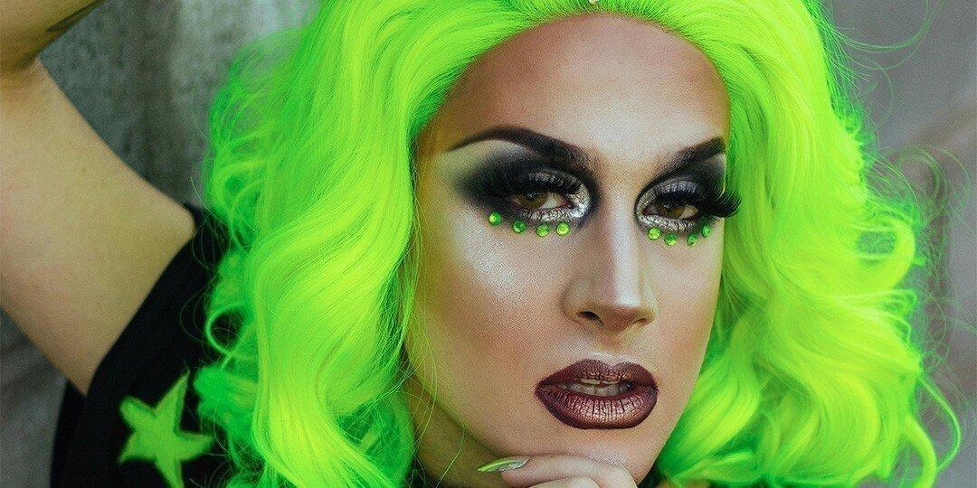 Artista&amp;&#x23;x20&#x3B;drag&amp;&#x23;x20&#x3B;con&amp;&#x23;x20&#x3B;cabello&amp;&#x23;x20&#x3B;verde&amp;&#x23;x20&#x3B;ne&amp;&#x23;xF3&#x3B;n&amp;&#x23;x20&#x3B;y&amp;&#x23;x20&#x3B;diamantes&amp;&#x23;x20&#x3B;de&amp;&#x23;x20&#x3B;imitaci&amp;&#x23;xF3&#x3B;n&amp;&#x23;x20&#x3B;en&amp;&#x23;x20&#x3B;ojos&amp;&#x23;x20&#x3B;y&amp;&#x23;x20&#x3B;p&amp;&#x23;xF3&#x3B;mulos