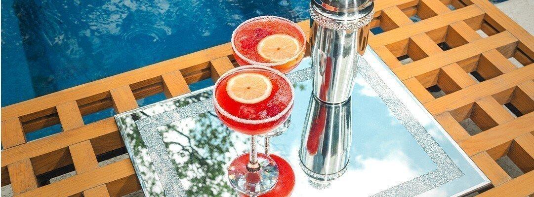 installation&amp;&#x23;x20&#x3B;de&amp;&#x23;x20&#x3B;cocktails&amp;&#x23;x20&#x3B;luxueuse&amp;&#x23;x20&#x3B;au&amp;&#x23;x20&#x3B;bord&amp;&#x23;x20&#x3B;de&amp;&#x23;x20&#x3B;la&amp;&#x23;x20&#x3B;piscine&amp;&#x23;x20&#x3B;avec&amp;&#x23;x20&#x3B;plateau&amp;&#x23;x20&#x3B;en&amp;&#x23;x20&#x3B;strass,&amp;&#x23;x20&#x3B;shaker&amp;&#x23;x20&#x3B;scintillant&amp;&#x23;x20&#x3B;et&amp;&#x23;x20&#x3B;boissons&amp;&#x23;x20&#x3B;aux&amp;&#x23;x20&#x3B;fruits&amp;&#x23;x20&#x3B;rouges