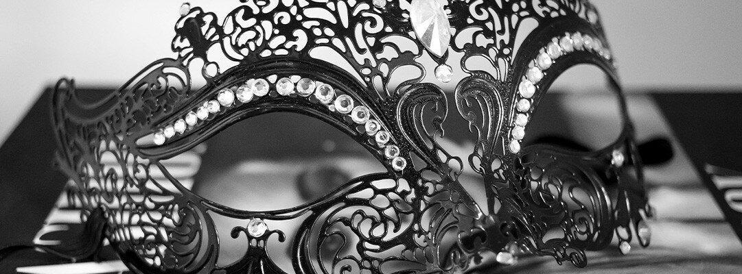 Masque&amp;&#x23;x20&#x3B;de&amp;&#x23;x20&#x3B;bal&amp;&#x23;x20&#x3B;masqu&amp;&#x23;xE9&#x3B;&amp;&#x23;x20&#x3B;en&amp;&#x23;x20&#x3B;dentelle&amp;&#x23;x20&#x3B;noire&amp;&#x23;x20&#x3B;avec&amp;&#x23;x20&#x3B;embellissements&amp;&#x23;x20&#x3B;en&amp;&#x23;x20&#x3B;strass&amp;&#x23;x20&#x3B;sur&amp;&#x23;x20&#x3B;surface&amp;&#x23;x20&#x3B;brillante