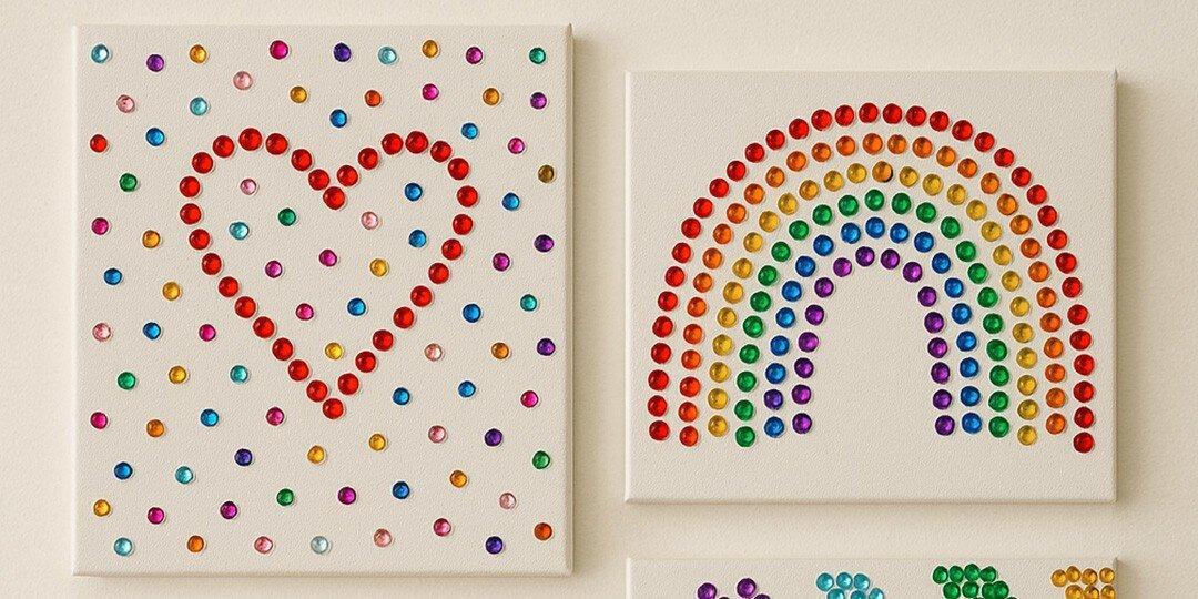 Dos&amp;&#x23;x20&#x3B;lienzos&amp;&#x23;x20&#x3B;de&amp;&#x23;x20&#x3B;arte&amp;&#x23;x20&#x3B;de&amp;&#x23;x20&#x3B;diamantes&amp;&#x23;x20&#x3B;de&amp;&#x23;x20&#x3B;imitaci&amp;&#x23;xF3&#x3B;n&amp;&#x23;x20&#x3B;completados&amp;&#x23;x20&#x3B;mostrados&amp;&#x23;x20&#x3B;uno&amp;&#x23;x20&#x3B;al&amp;&#x23;x20&#x3B;lado&amp;&#x23;x20&#x3B;del&amp;&#x23;x20&#x3B;otro.&amp;&#x23;x20&#x3B;El&amp;&#x23;x20&#x3B;lienzo&amp;&#x23;x20&#x3B;izquierdo&amp;&#x23;x20&#x3B;presenta&amp;&#x23;x20&#x3B;una&amp;&#x23;x20&#x3B;forma&amp;&#x23;x20&#x3B;de&amp;&#x23;x20&#x3B;coraz&amp;&#x23;xF3&#x3B;n&amp;&#x23;x20&#x3B;rojo&amp;&#x23;x20&#x3B;hecha&amp;&#x23;x20&#x3B;de&amp;&#x23;x20&#x3B;diamantes&amp;&#x23;x20&#x3B;de&amp;&#x23;x20&#x3B;imitaci&amp;&#x23;xF3&#x3B;n&amp;&#x23;x20&#x3B;rojos&amp;&#x23;x20&#x3B;centrada&amp;&#x23;x20&#x3B;en&amp;&#x23;x20&#x3B;un&amp;&#x23;x20&#x3B;lienzo&amp;&#x23;x20&#x3B;blanco,&amp;&#x23;x20&#x3B;rodeada&amp;&#x23;x20&#x3B;de&amp;&#x23;x20&#x3B;diamantes&amp;&#x23;x20&#x3B;de&amp;&#x23;x20&#x3B;imitaci&amp;&#x23;xF3&#x3B;n&amp;&#x23;x20&#x3B;multicolores&amp;&#x23;x20&#x3B;dispersos&amp;&#x23;x20&#x3B;en&amp;&#x23;x20&#x3B;varios&amp;&#x23;x20&#x3B;tonos.&amp;&#x23;x20&#x3B;El&amp;&#x23;x20&#x3B;lienzo&amp;&#x23;x20&#x3B;derecho&amp;&#x23;x20&#x3B;muestra&amp;&#x23;x20&#x3B;un&amp;&#x23;x20&#x3B;dise&amp;&#x23;xF1&#x3B;o&amp;&#x23;x20&#x3B;vibrante&amp;&#x23;x20&#x3B;de&amp;&#x23;x20&#x3B;arco&amp;&#x23;xED&#x3B;ris&amp;&#x23;x20&#x3B;creado&amp;&#x23;x20&#x3B;con&amp;&#x23;x20&#x3B;diamantes&amp;&#x23;x20&#x3B;de&amp;&#x23;x20&#x3B;imitaci&amp;&#x23;xF3&#x3B;n&amp;&#x23;x20&#x3B;dispuestos&amp;&#x23;x20&#x3B;en&amp;&#x23;x20&#x3B;franjas&amp;&#x23;x20&#x3B;de&amp;&#x23;x20&#x3B;arco&amp;&#x23;xED&#x3B;ris&amp;&#x23;x20&#x3B;curvadas&amp;&#x23;x20&#x3B;que&amp;&#x23;x20&#x3B;progresan&amp;&#x23;x20&#x3B;a&amp;&#x23;x20&#x3B;trav&amp;&#x23;xE9&#x3B;s&amp;&#x23;x20&#x3B;de&amp;&#x23;x20&#x3B;los&amp;&#x23;x20&#x3B;colores&amp;&#x23;x20&#x3B;rojo,&amp;&#x23;x20&#x3B;naranja,&amp;&#x23;x20&#x3B;amarillo,&amp;&#x23;x20&#x3B;verde,&amp;&#x23;x20&#x3B;azul&amp;&#x23;x20&#x3B;y&amp;&#x23;x20&#x3B;morado.&amp;&#x23;x20&#x3B;Peque&amp;&#x23;xF1&#x3B;as&amp;&#x23;x20&#x3B;colecciones&amp;&#x23;x20&#x3B;de&amp;&#x23;x20&#x3B;diamantes&amp;&#x23;x20&#x3B;de&amp;&#x23;x20&#x3B;imitaci&amp;&#x23;xF3&#x3B;n&amp;&#x23;x20&#x3B;ordenados&amp;&#x23;x20&#x3B;son&amp;&#x23;x20&#x3B;visibles&amp;&#x23;x20&#x3B;en&amp;&#x23;x20&#x3B;la&amp;&#x23;x20&#x3B;esquina&amp;&#x23;x20&#x3B;inferior&amp;&#x23;x20&#x3B;derecha.