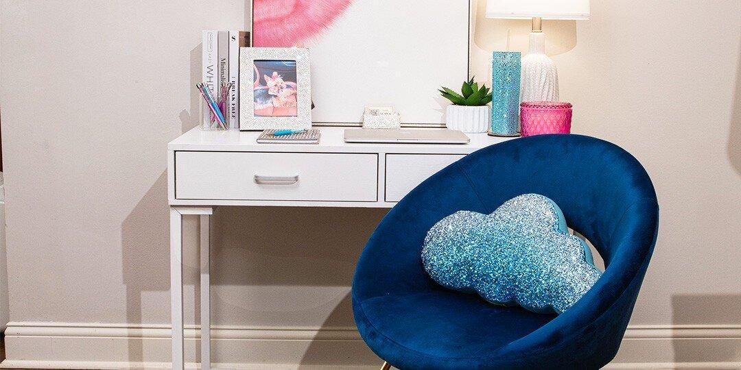 Bureau&amp;&#x23;x20&#x3B;blanc&amp;&#x23;x20&#x3B;avec&amp;&#x23;x20&#x3B;cadre&amp;&#x23;x20&#x3B;en&amp;&#x23;x20&#x3B;strass,&amp;&#x23;x20&#x3B;livres,&amp;&#x23;x20&#x3B;succulente&amp;&#x23;x20&#x3B;et&amp;&#x23;x20&#x3B;mise&amp;&#x23;x20&#x3B;en&amp;&#x23;x20&#x3B;sc&amp;&#x23;xE8&#x3B;ne&amp;&#x23;x20&#x3B;glamour.