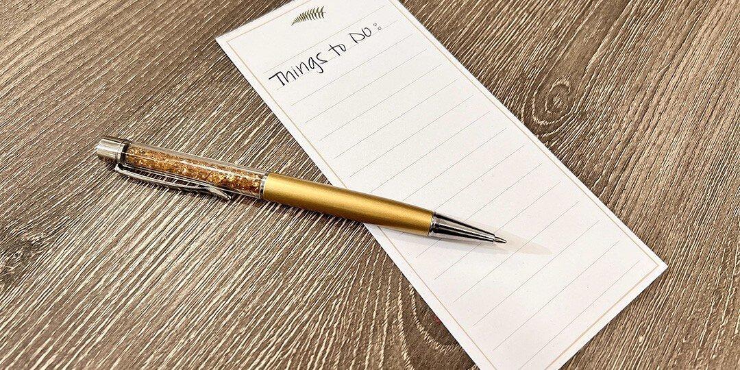 Bol&amp;&#x23;xED&#x3B;grafo&amp;&#x23;x20&#x3B;de&amp;&#x23;x20&#x3B;bola&amp;&#x23;x20&#x3B;dorado&amp;&#x23;x20&#x3B;con&amp;&#x23;x20&#x3B;barril&amp;&#x23;x20&#x3B;adornado&amp;&#x23;x20&#x3B;con&amp;&#x23;x20&#x3B;diamantes&amp;&#x23;x20&#x3B;de&amp;&#x23;x20&#x3B;imitaci&amp;&#x23;xF3&#x3B;n&amp;&#x23;x20&#x3B;tumbado&amp;&#x23;x20&#x3B;sobre&amp;&#x23;x20&#x3B;un&amp;&#x23;x20&#x3B;