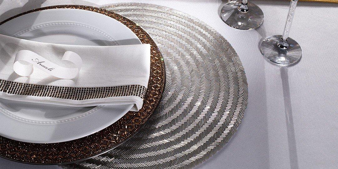 Mesa&amp;&#x23;x20&#x3B;con&amp;&#x23;x20&#x3B;plato&amp;&#x23;x20&#x3B;blanco&amp;&#x23;x20&#x3B;sobre&amp;&#x23;x20&#x3B;cargador&amp;&#x23;x20&#x3B;de&amp;&#x23;x20&#x3B;bronce&amp;&#x23;x20&#x3B;con&amp;&#x23;x20&#x3B;pedrer&amp;&#x23;xED&#x3B;a,&amp;&#x23;x20&#x3B;colocado&amp;&#x23;x20&#x3B;sobre&amp;&#x23;x20&#x3B;mantel&amp;&#x23;x20&#x3B;individual&amp;&#x23;x20&#x3B;plateado&amp;&#x23;x20&#x3B;con&amp;&#x23;x20&#x3B;patr&amp;&#x23;xF3&#x3B;n&amp;&#x23;x20&#x3B;de&amp;&#x23;x20&#x3B;chevron.&amp;&#x23;x20&#x3B;Servilleta&amp;&#x23;x20&#x3B;blanca&amp;&#x23;x20&#x3B;con&amp;&#x23;x20&#x3B;anillo&amp;&#x23;x20&#x3B;de&amp;&#x23;x20&#x3B;pedrer&amp;&#x23;xED&#x3B;a&amp;&#x23;x20&#x3B;y&amp;&#x23;x20&#x3B;tarjeta&amp;&#x23;x20&#x3B;de&amp;&#x23;x20&#x3B;lugar&amp;&#x23;x20&#x3B;peque&amp;&#x23;xF1&#x3B;a&amp;&#x23;x20&#x3B;dispuestos&amp;&#x23;x20&#x3B;junto&amp;&#x23;x20&#x3B;a&amp;&#x23;x20&#x3B;cristaler&amp;&#x23;xED&#x3B;a&amp;&#x23;x20&#x3B;en&amp;&#x23;x20&#x3B;mantel&amp;&#x23;x20&#x3B;blanco.