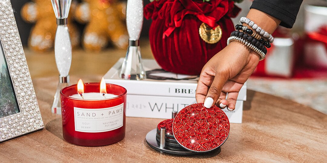 Sous-verre&amp;&#x23;x20&#x3B;rouge&amp;&#x23;x20&#x3B;en&amp;&#x23;x20&#x3B;strass&amp;&#x23;x20&#x3B;de&amp;&#x23;x20&#x3B;la&amp;&#x23;x20&#x3B;collection&amp;&#x23;x20&#x3B;Madison&amp;&#x23;x20&#x3B;Avenue&amp;&#x23;x20&#x3B;avec&amp;&#x23;x20&#x3B;bougie&amp;&#x23;x20&#x3B;et&amp;&#x23;x20&#x3B;livres