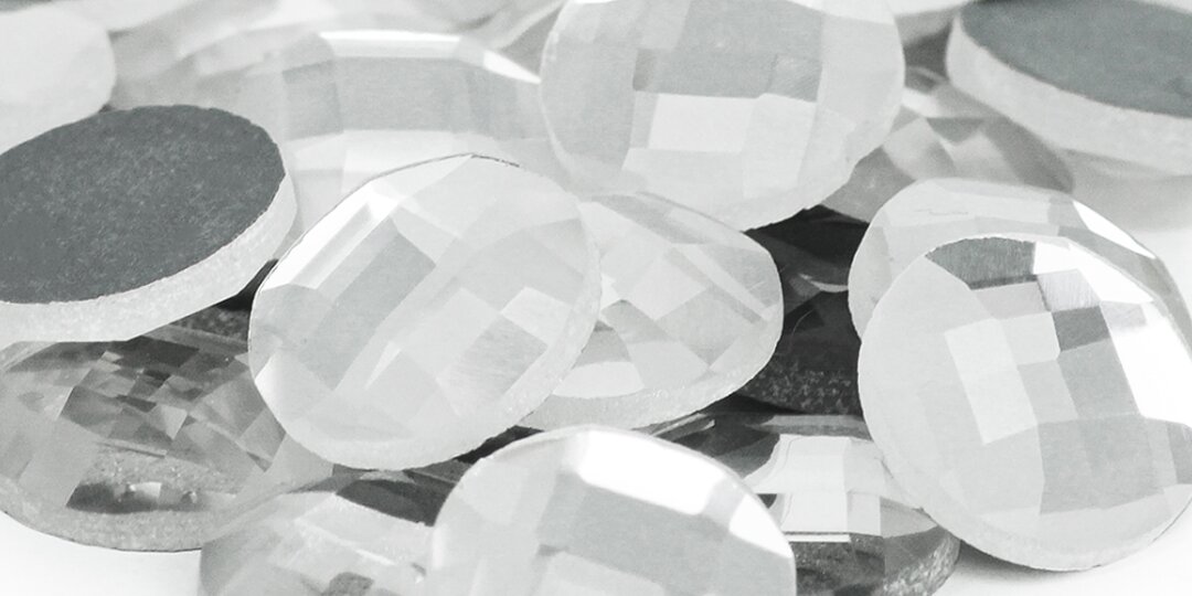 Resin&amp;&#x23;x20&#x3B;rhinestones&amp;&#x23;x20&#x3B;in&amp;&#x23;x20&#x3B;white&amp;&#x23;x20&#x3B;and&amp;&#x23;x20&#x3B;silver&amp;&#x23;x20&#x3B;tones