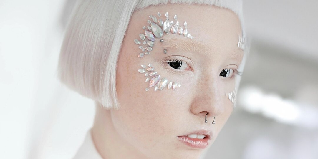 Avant-garde&amp;&#x23;x20&#x3B;rhinestone&amp;&#x23;x20&#x3B;face&amp;&#x23;x20&#x3B;makeup&amp;&#x23;x20&#x3B;using&amp;&#x23;x20&#x3B;pointed&amp;&#x23;x20&#x3B;resin&amp;&#x23;x20&#x3B;and&amp;&#x23;x20&#x3B;flatback&amp;&#x23;x20&#x3B;rhinestones&amp;&#x23;x20&#x3B;for&amp;&#x23;x20&#x3B;futuristic&amp;&#x23;x20&#x3B;styling
