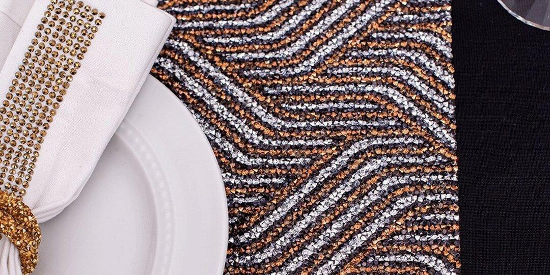 Detalle&amp;&#x23;x20&#x3B;de&amp;&#x23;x20&#x3B;un&amp;&#x23;x20&#x3B;camino&amp;&#x23;x20&#x3B;de&amp;&#x23;x20&#x3B;mesa&amp;&#x23;x20&#x3B;Art&amp;&#x23;x20&#x3B;Deco&amp;&#x23;x20&#x3B;con&amp;&#x23;x20&#x3B;patr&amp;&#x23;xF3&#x3B;n&amp;&#x23;x20&#x3B;de&amp;&#x23;x20&#x3B;chevr&amp;&#x23;xF3&#x3B;n&amp;&#x23;x20&#x3B;dorado&amp;&#x23;x20&#x3B;y&amp;&#x23;x20&#x3B;plateado