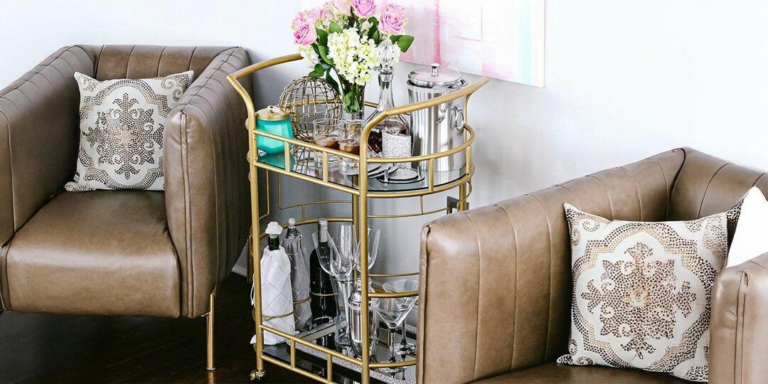 carrito&amp;&#x23;x20&#x3B;de&amp;&#x23;x20&#x3B;bar&amp;&#x23;x20&#x3B;glamuroso&amp;&#x23;x20&#x3B;con&amp;&#x23;x20&#x3B;marco&amp;&#x23;x20&#x3B;dorado,&amp;&#x23;x20&#x3B;flores&amp;&#x23;x20&#x3B;frescas&amp;&#x23;x20&#x3B;y&amp;&#x23;x20&#x3B;almohadas&amp;&#x23;x20&#x3B;de&amp;&#x23;x20&#x3B;strass&amp;&#x23;x20&#x3B;en&amp;&#x23;x20&#x3B;sillas&amp;&#x23;x20&#x3B;de&amp;&#x23;x20&#x3B;cuero