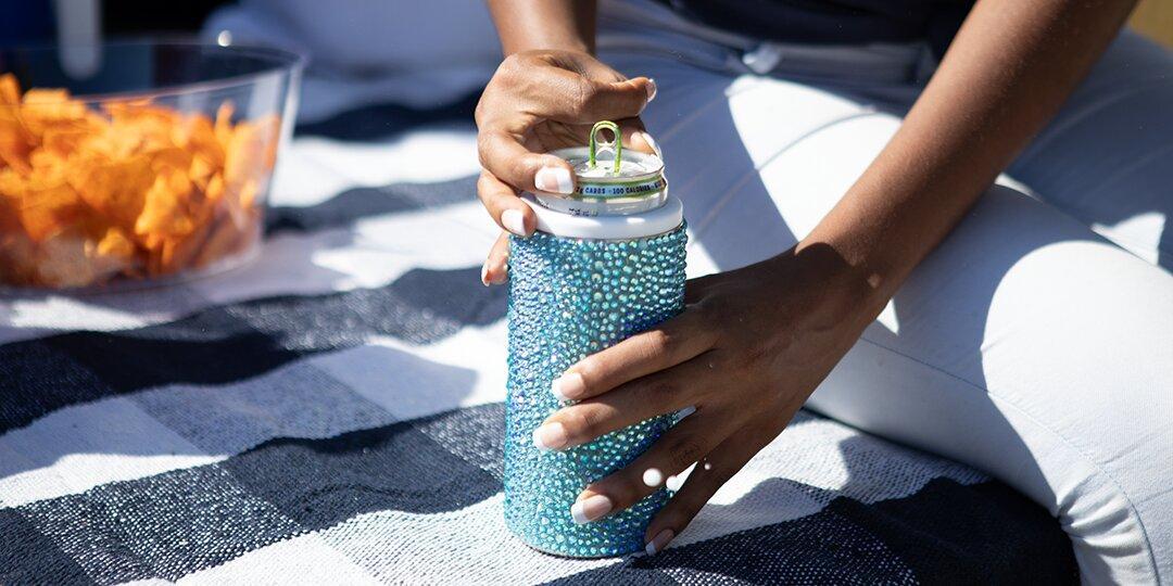 manos&amp;&#x23;x20&#x3B;sosteniendo&amp;&#x23;x20&#x3B;un&amp;&#x23;x20&#x3B;porta&amp;&#x23;x20&#x3B;lata&amp;&#x23;x20&#x3B;azul&amp;&#x23;x20&#x3B;de&amp;&#x23;x20&#x3B;pedrer&amp;&#x23;xED&#x3B;a&amp;&#x23;x20&#x3B;con&amp;&#x23;x20&#x3B;preparaci&amp;&#x23;xF3&#x3B;n&amp;&#x23;x20&#x3B;para&amp;&#x23;x20&#x3B;fiesta&amp;&#x23;x20&#x3B;previa&amp;&#x23;x20&#x3B;al&amp;&#x23;x20&#x3B;partido