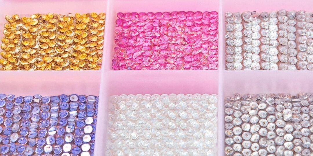 Caja&amp;&#x23;x20&#x3B;de&amp;&#x23;x20&#x3B;pl&amp;&#x23;xE1&#x3B;stico&amp;&#x23;x20&#x3B;para&amp;&#x23;x20&#x3B;almacenamiento&amp;&#x23;x20&#x3B;de&amp;&#x23;x20&#x3B;cristales&amp;&#x23;x20&#x3B;de&amp;&#x23;x20&#x3B;strass&amp;&#x23;x20&#x3B;con&amp;&#x23;x20&#x3B;compartimentos&amp;&#x23;x20&#x3B;organizados&amp;&#x23;x20&#x3B;por&amp;&#x23;x20&#x3B;color&amp;&#x23;x20&#x3B;sobre&amp;&#x23;x20&#x3B;fondo&amp;&#x23;x20&#x3B;rosa