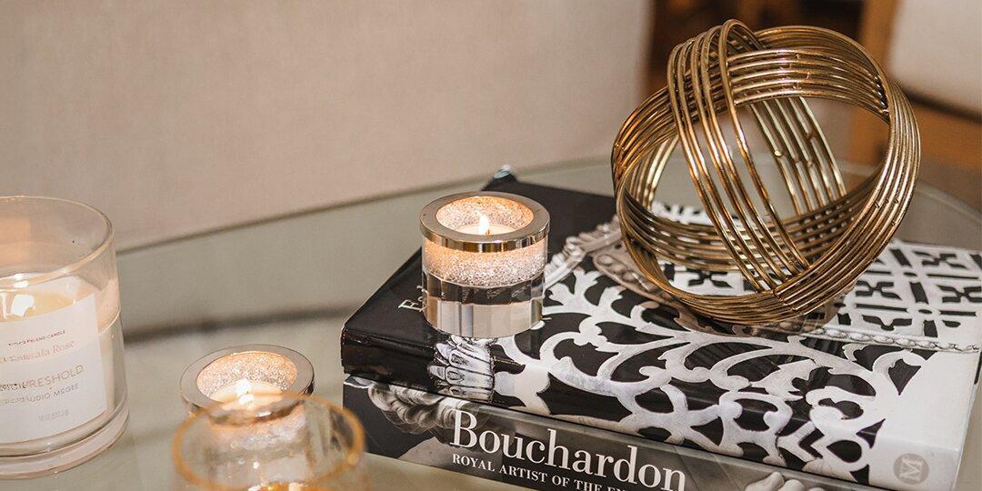 portavelas&amp;&#x23;x20&#x3B;glamorosos&amp;&#x23;x20&#x3B;redondeados&amp;&#x23;x20&#x3B;y&amp;&#x23;x20&#x3B;adorno&amp;&#x23;x20&#x3B;dorado&amp;&#x23;x20&#x3B;escultural&amp;&#x23;x20&#x3B;en&amp;&#x23;x20&#x3B;forma&amp;&#x23;x20&#x3B;de&amp;&#x23;x20&#x3B;orbe&amp;&#x23;x20&#x3B;estilizado&amp;&#x23;x20&#x3B;en&amp;&#x23;x20&#x3B;una&amp;&#x23;x20&#x3B;mesa&amp;&#x23;x20&#x3B;de&amp;&#x23;x20&#x3B;caf&amp;&#x23;xE9&#x3B;&amp;&#x23;x20&#x3B;moderna