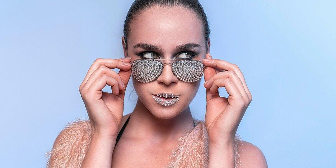 Primer&amp;&#x23;x20&#x3B;plano&amp;&#x23;x20&#x3B;de&amp;&#x23;x20&#x3B;una&amp;&#x23;x20&#x3B;mujer&amp;&#x23;x20&#x3B;con&amp;&#x23;x20&#x3B;gafas&amp;&#x23;x20&#x3B;de&amp;&#x23;x20&#x3B;sol&amp;&#x23;x20&#x3B;de&amp;&#x23;x20&#x3B;pedrer&amp;&#x23;xED&#x3B;a&amp;&#x23;x20&#x3B;y&amp;&#x23;x20&#x3B;labios&amp;&#x23;x20&#x3B;de&amp;&#x23;x20&#x3B;pedrer&amp;&#x23;xED&#x3B;a