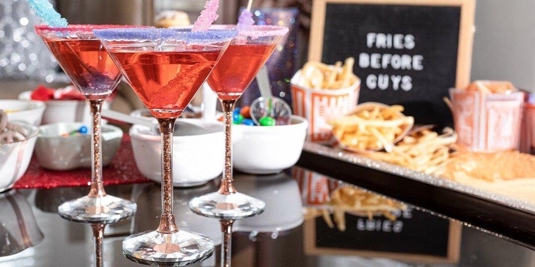 Barra&amp;&#x23;x20&#x3B;de&amp;&#x23;x20&#x3B;aperitivos&amp;&#x23;x20&#x3B;de&amp;&#x23;x20&#x3B;decoraciones&amp;&#x23;x20&#x3B;de&amp;&#x23;x20&#x3B;pedrer&amp;&#x23;xED&#x3B;a&amp;&#x23;x20&#x3B;de&amp;&#x23;x20&#x3B;Galentine&amp;&#x23;x20&#x3B;con&amp;&#x23;x20&#x3B;papas&amp;&#x23;x20&#x3B;fritas,&amp;&#x23;x20&#x3B;c&amp;&#x23;xF3&#x3B;cteles&amp;&#x23;x20&#x3B;de&amp;&#x23;x20&#x3B;roca&amp;&#x23;x20&#x3B;de&amp;&#x23;x20&#x3B;caramelo&amp;&#x23;x20&#x3B;y&amp;&#x23;x20&#x3B;decoraci&amp;&#x23;xF3&#x3B;n&amp;&#x23;x20&#x3B;festiva&amp;&#x23;x20&#x3B;para&amp;&#x23;x20&#x3B;fiestas