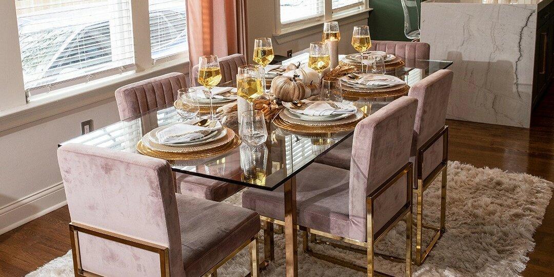 mesa&amp;&#x23;x20&#x3B;de&amp;&#x23;x20&#x3B;comedor&amp;&#x23;x20&#x3B;de&amp;&#x23;x20&#x3B;vidrio&amp;&#x23;x20&#x3B;glamorosa&amp;&#x23;x20&#x3B;con&amp;&#x23;x20&#x3B;sillas&amp;&#x23;x20&#x3B;de&amp;&#x23;x20&#x3B;terciopelo&amp;&#x23;x20&#x3B;rosa&amp;&#x23;x20&#x3B;y&amp;&#x23;x20&#x3B;detalles&amp;&#x23;x20&#x3B;dorados