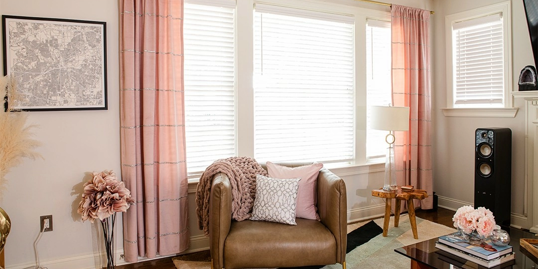 coin&amp;&#x23;x20&#x3B;lecture&amp;&#x23;x20&#x3B;douillet&amp;&#x23;x20&#x3B;avec&amp;&#x23;x20&#x3B;rideaux&amp;&#x23;x20&#x3B;en&amp;&#x23;x20&#x3B;strass&amp;&#x23;x20&#x3B;rose&amp;&#x23;x20&#x3B;blush&amp;&#x23;x20&#x3B;et&amp;&#x23;x20&#x3B;coussins&amp;&#x23;x20&#x3B;superpos&amp;&#x23;xE9&#x3B;s&amp;&#x23;x20&#x3B;sur&amp;&#x23;x20&#x3B;fauteuil&amp;&#x23;x20&#x3B;en&amp;&#x23;x20&#x3B;cuir