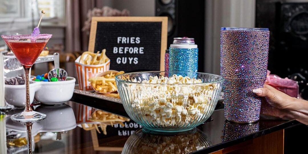 Mesa&amp;&#x23;x20&#x3B;de&amp;&#x23;x20&#x3B;noche&amp;&#x23;x20&#x3B;de&amp;&#x23;x20&#x3B;pel&amp;&#x23;xED&#x3B;culas&amp;&#x23;x20&#x3B;de&amp;&#x23;x20&#x3B;Galentine&amp;&#x23;x20&#x3B;con&amp;&#x23;x20&#x3B;decoraciones&amp;&#x23;x20&#x3B;de&amp;&#x23;x20&#x3B;pedrer&amp;&#x23;xED&#x3B;a,&amp;&#x23;x20&#x3B;palomitas,&amp;&#x23;x20&#x3B;papas&amp;&#x23;x20&#x3B;fritas&amp;&#x23;x20&#x3B;y&amp;&#x23;x20&#x3B;cristaler&amp;&#x23;xED&#x3B;a&amp;&#x23;x20&#x3B;de&amp;&#x23;x20&#x3B;pedrer&amp;&#x23;xED&#x3B;a&amp;&#x23;x20&#x3B;glamorosa