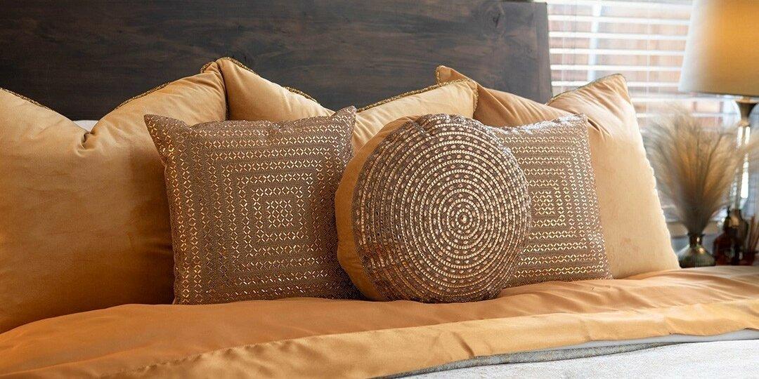 coussins&amp;&#x23;x20&#x3B;carr&amp;&#x23;xE9&#x3B;s&amp;&#x23;x20&#x3B;et&amp;&#x23;x20&#x3B;ronds&amp;&#x23;x20&#x3B;dor&amp;&#x23;xE9&#x3B;s&amp;&#x23;x20&#x3B;en&amp;&#x23;x20&#x3B;strass&amp;&#x23;x20&#x3B;sur&amp;&#x23;x20&#x3B;literie&amp;&#x23;x20&#x3B;en&amp;&#x23;x20&#x3B;velours&amp;&#x23;x20&#x3B;dor&amp;&#x23;xE9&#x3B;&amp;&#x23;x20&#x3B;dans&amp;&#x23;x20&#x3B;une&amp;&#x23;x20&#x3B;chambre&amp;&#x23;x20&#x3B;&amp;&#x23;xE9&#x3B;l&amp;&#x23;xE9&#x3B;gante