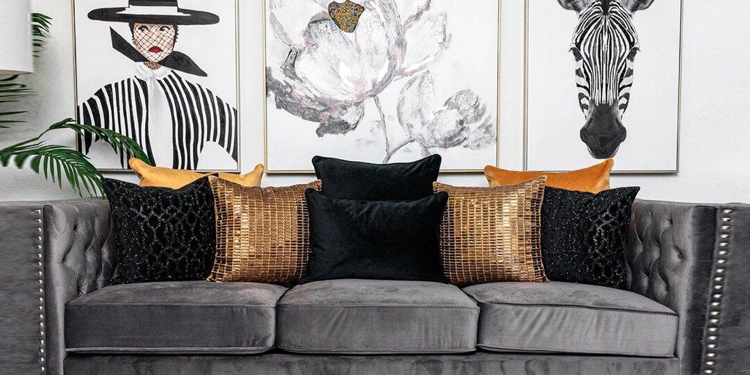 sala&amp;&#x23;x20&#x3B;de&amp;&#x23;x20&#x3B;estar&amp;&#x23;x20&#x3B;glamorosa&amp;&#x23;x20&#x3B;y&amp;&#x23;x20&#x3B;neutral&amp;&#x23;x20&#x3B;con&amp;&#x23;x20&#x3B;acentos&amp;&#x23;x20&#x3B;dorados&amp;&#x23;x20&#x3B;y&amp;&#x23;x20&#x3B;sof&amp;&#x23;xE1&#x3B;&amp;&#x23;x20&#x3B;acolchado