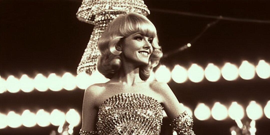 Actriz&amp;&#x23;x20&#x3B;en&amp;&#x23;x20&#x3B;el&amp;&#x23;x20&#x3B;escenario&amp;&#x23;x20&#x3B;bajo&amp;&#x23;x20&#x3B;una&amp;&#x23;x20&#x3B;ara&amp;&#x23;xF1&#x3B;a&amp;&#x23;x20&#x3B;de&amp;&#x23;x20&#x3B;luces&amp;&#x23;x20&#x3B;con&amp;&#x23;x20&#x3B;un&amp;&#x23;x20&#x3B;vestido&amp;&#x23;x20&#x3B;sin&amp;&#x23;x20&#x3B;tirantes&amp;&#x23;x20&#x3B;incrustado&amp;&#x23;x20&#x3B;de&amp;&#x23;x20&#x3B;pedrer&amp;&#x23;xED&#x3B;a,&amp;&#x23;x20&#x3B;con&amp;&#x23;x20&#x3B;luces&amp;&#x23;x20&#x3B;brillantes&amp;&#x23;x20&#x3B;en&amp;&#x23;x20&#x3B;el&amp;&#x23;x20&#x3B;fondo