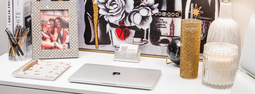 accesorios&amp;&#x23;x20&#x3B;de&amp;&#x23;x20&#x3B;oficina&amp;&#x23;x20&#x3B;glamorosos&amp;&#x23;x20&#x3B;en&amp;&#x23;x20&#x3B;dorado&amp;&#x23;x20&#x3B;y&amp;&#x23;x20&#x3B;plateado&amp;&#x23;x20&#x3B;en&amp;&#x23;x20&#x3B;escritorio&amp;&#x23;x20&#x3B;blanco&amp;&#x23;x20&#x3B;con&amp;&#x23;x20&#x3B;computadora&amp;&#x23;x20&#x3B;port&amp;&#x23;xE1&#x3B;til