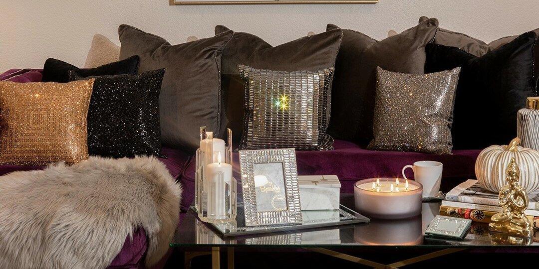 accents&amp;&#x23;x20&#x3B;de&amp;&#x23;x20&#x3B;d&amp;&#x23;xE9&#x3B;coration&amp;&#x23;x20&#x3B;m&amp;&#x23;xE9&#x3B;talliques&amp;&#x23;x20&#x3B;sur&amp;&#x23;x20&#x3B;une&amp;&#x23;x20&#x3B;console&amp;&#x23;x20&#x3B;glamour&amp;&#x23;x20&#x3B;et&amp;&#x23;x20&#x3B;un&amp;&#x23;x20&#x3B;miroir