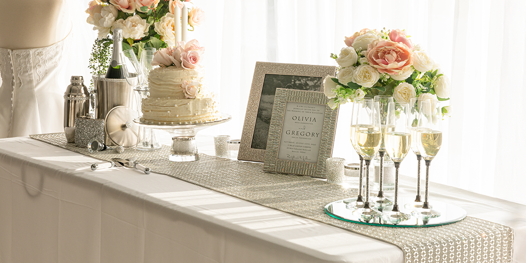 chemin&amp;&#x23;x20&#x3B;de&amp;&#x23;x20&#x3B;table&amp;&#x23;x20&#x3B;scintillant&amp;&#x23;x20&#x3B;Madison&amp;&#x23;x20&#x3B;Avenue&amp;&#x23;x20&#x3B;en&amp;&#x23;x20&#x3B;strass&amp;&#x23;x20&#x3B;stylis&amp;&#x23;xE9&#x3B;&amp;&#x23;x20&#x3B;pour&amp;&#x23;x20&#x3B;une&amp;&#x23;x20&#x3B;table&amp;&#x23;x20&#x3B;de&amp;&#x23;x20&#x3B;desserts&amp;&#x23;x20&#x3B;de&amp;&#x23;x20&#x3B;mariage&amp;&#x23;x20&#x3B;avec&amp;&#x23;x20&#x3B;fl&amp;&#x23;xFB&#x3B;tes&amp;&#x23;x20&#x3B;&amp;&#x23;xE0&#x3B;&amp;&#x23;x20&#x3B;champagne&amp;&#x23;x20&#x3B;et&amp;&#x23;x20&#x3B;floraux