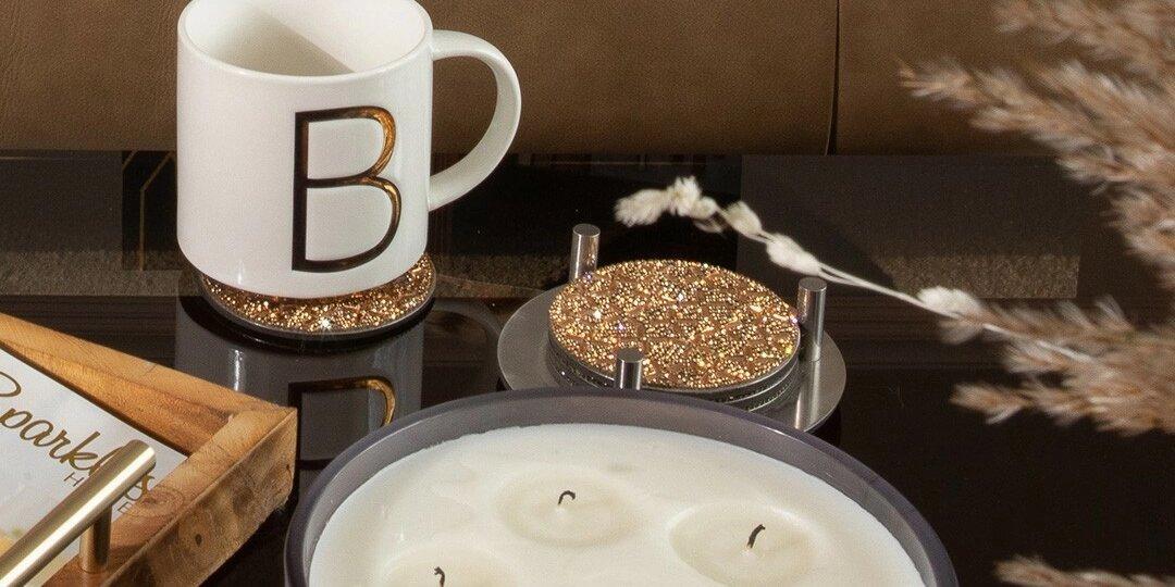 sous-verre&amp;&#x23;x20&#x3B;Madison&amp;&#x23;x20&#x3B;en&amp;&#x23;x20&#x3B;strass&amp;&#x23;x20&#x3B;sur&amp;&#x23;x20&#x3B;une&amp;&#x23;x20&#x3B;table&amp;&#x23;x20&#x3B;basse&amp;&#x23;x20&#x3B;glamour