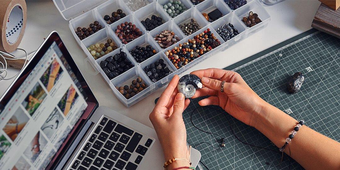 Manos&amp;&#x23;x20&#x3B;trabajando&amp;&#x23;x20&#x3B;en&amp;&#x23;x20&#x3B;joyer&amp;&#x23;xED&#x3B;a&amp;&#x23;x20&#x3B;con&amp;&#x23;x20&#x3B;cristales&amp;&#x23;x20&#x3B;de&amp;&#x23;x20&#x3B;strass&amp;&#x23;x20&#x3B;en&amp;&#x23;x20&#x3B;un&amp;&#x23;x20&#x3B;escritorio&amp;&#x23;x20&#x3B;de&amp;&#x23;x20&#x3B;manualidades,&amp;&#x23;x20&#x3B;con&amp;&#x23;x20&#x3B;una&amp;&#x23;x20&#x3B;caja&amp;&#x23;x20&#x3B;de&amp;&#x23;x20&#x3B;almacenamiento&amp;&#x23;x20&#x3B;de&amp;&#x23;x20&#x3B;gemas&amp;&#x23;x20&#x3B;y&amp;&#x23;x20&#x3B;un&amp;&#x23;x20&#x3B;port&amp;&#x23;xE1&#x3B;til&amp;&#x23;x20&#x3B;cerca