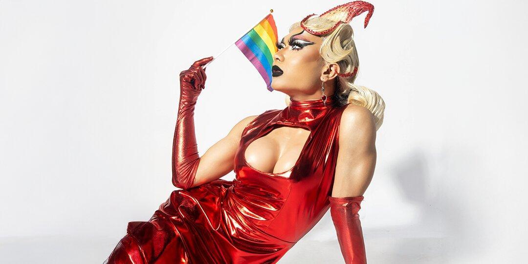 Artista&amp;&#x23;x20&#x3B;drag&amp;&#x23;x20&#x3B;con&amp;&#x23;x20&#x3B;vestido&amp;&#x23;x20&#x3B;de&amp;&#x23;x20&#x3B;l&amp;&#x23;xE1&#x3B;tex&amp;&#x23;x20&#x3B;rojo&amp;&#x23;x20&#x3B;y&amp;&#x23;x20&#x3B;cuernos&amp;&#x23;x20&#x3B;de&amp;&#x23;x20&#x3B;diablo&amp;&#x23;x20&#x3B;posando&amp;&#x23;x20&#x3B;con&amp;&#x23;x20&#x3B;una&amp;&#x23;x20&#x3B;bandera&amp;&#x23;x20&#x3B;del&amp;&#x23;x20&#x3B;orgullo