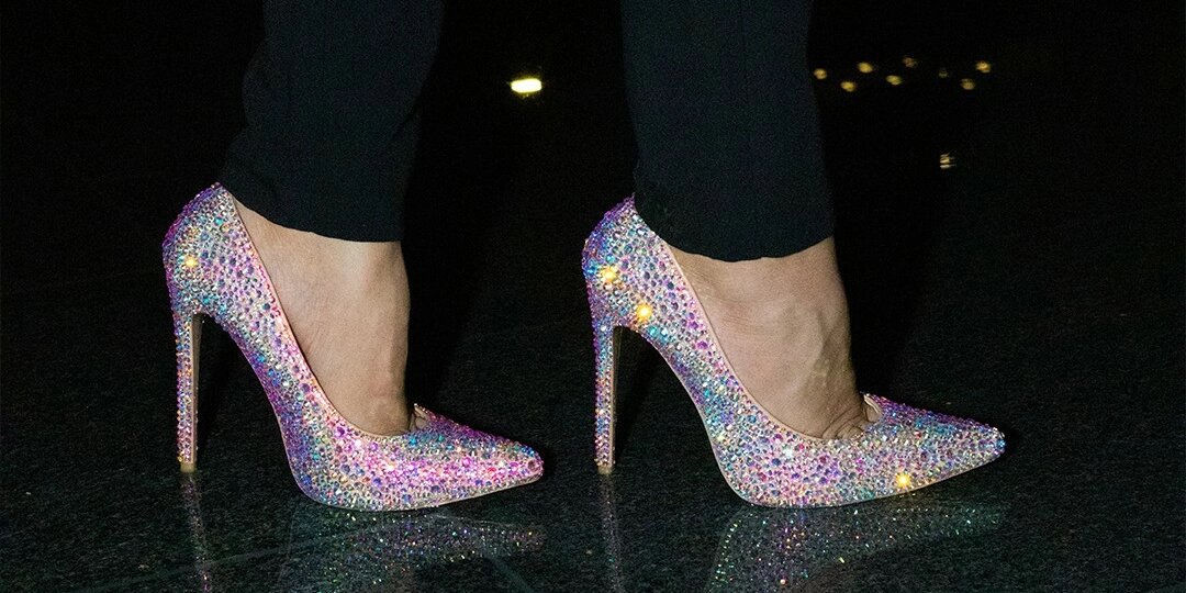 Primer&amp;&#x23;x20&#x3B;plano&amp;&#x23;x20&#x3B;de&amp;&#x23;x20&#x3B;pies&amp;&#x23;x20&#x3B;llevando&amp;&#x23;x20&#x3B;tacones&amp;&#x23;x20&#x3B;cubiertos&amp;&#x23;x20&#x3B;de&amp;&#x23;x20&#x3B;pedrer&amp;&#x23;xED&#x3B;a&amp;&#x23;x20&#x3B;multicolor&amp;&#x23;x20&#x3B;contra&amp;&#x23;x20&#x3B;una&amp;&#x23;x20&#x3B;superficie&amp;&#x23;x20&#x3B;oscura&amp;&#x23;x20&#x3B;de&amp;&#x23;x20&#x3B;la&amp;&#x23;x20&#x3B;calle