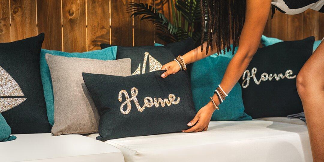 cojines&amp;&#x23;x20&#x3B;acentuados&amp;&#x23;x20&#x3B;con&amp;&#x23;x20&#x3B;strass&amp;&#x23;x20&#x3B;en&amp;&#x23;x20&#x3B;sof&amp;&#x23;xE1&#x3B;&amp;&#x23;x20&#x3B;de&amp;&#x23;x20&#x3B;tem&amp;&#x23;xE1&#x3B;tica&amp;&#x23;x20&#x3B;costera