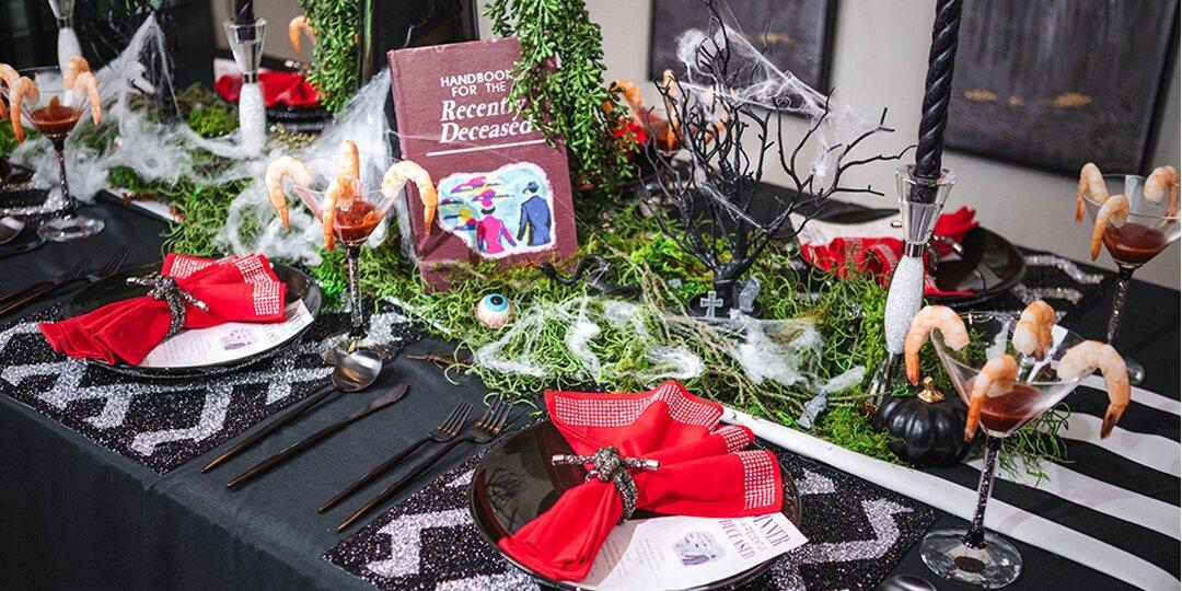 Mesa&amp;&#x23;x20&#x3B;de&amp;&#x23;x20&#x3B;Halloween&amp;&#x23;x20&#x3B;inspirada&amp;&#x23;x20&#x3B;en&amp;&#x23;x20&#x3B;Beetlejuice&amp;&#x23;x20&#x3B;con&amp;&#x23;x20&#x3B;centro&amp;&#x23;x20&#x3B;de&amp;&#x23;x20&#x3B;mesa&amp;&#x23;x20&#x3B;embrujado&amp;&#x23;x20&#x3B;y&amp;&#x23;x20&#x3B;acentos&amp;&#x23;x20&#x3B;de&amp;&#x23;x20&#x3B;diamantes