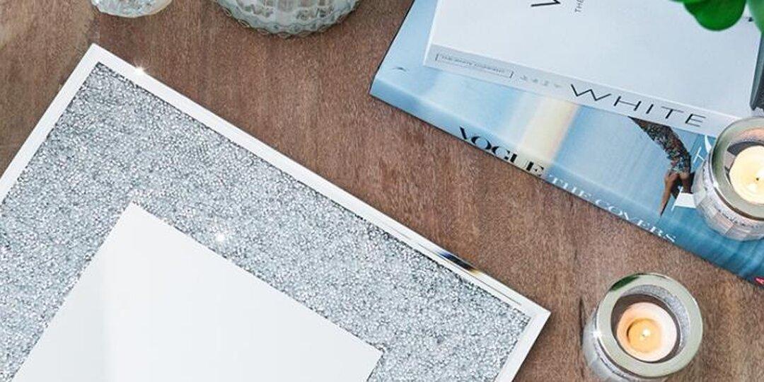 acentos&amp;&#x23;x20&#x3B;brillantes&amp;&#x23;x20&#x3B;de&amp;&#x23;x20&#x3B;rhinestones&amp;&#x23;x20&#x3B;y&amp;&#x23;x20&#x3B;velas&amp;&#x23;x20&#x3B;estilizadas&amp;&#x23;x20&#x3B;en&amp;&#x23;x20&#x3B;una&amp;&#x23;x20&#x3B;acogedora&amp;&#x23;x20&#x3B;mesa&amp;&#x23;x20&#x3B;lateral