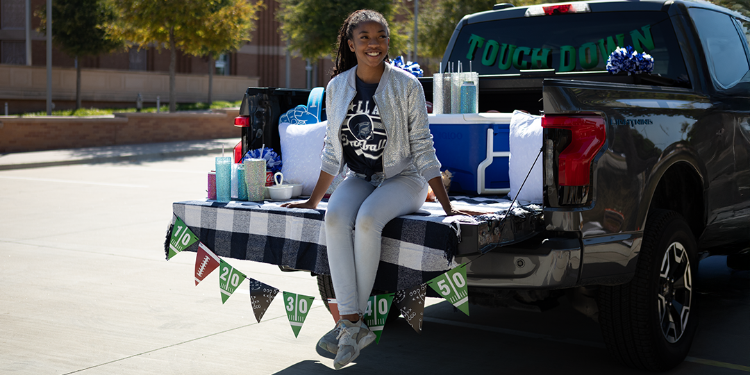 glamorous&amp;&#x23;x20&#x3B;tailgate&amp;&#x23;x20&#x3B;setup&amp;&#x23;x20&#x3B;with&amp;&#x23;x20&#x3B;rhinestone&amp;&#x23;x20&#x3B;cups&amp;&#x23;x20&#x3B;and&amp;&#x23;x20&#x3B;navy&amp;&#x23;x20&#x3B;accent&amp;&#x23;x20&#x3B;pillows