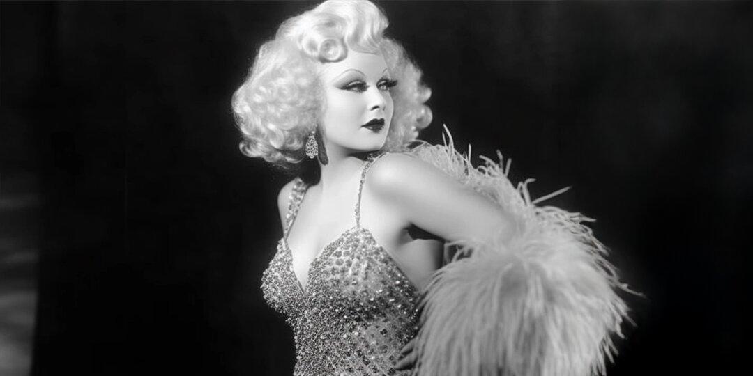 Retrato&amp;&#x23;x20&#x3B;vintage&amp;&#x23;x20&#x3B;de&amp;&#x23;x20&#x3B;una&amp;&#x23;x20&#x3B;mujer&amp;&#x23;x20&#x3B;glamorosa&amp;&#x23;x20&#x3B;con&amp;&#x23;x20&#x3B;un&amp;&#x23;x20&#x3B;vestido&amp;&#x23;x20&#x3B;adornado&amp;&#x23;x20&#x3B;con&amp;&#x23;x20&#x3B;pedrer&amp;&#x23;xED&#x3B;a&amp;&#x23;x20&#x3B;y&amp;&#x23;x20&#x3B;una&amp;&#x23;x20&#x3B;boa&amp;&#x23;x20&#x3B;de&amp;&#x23;x20&#x3B;plumas&amp;&#x23;x20&#x3B;en&amp;&#x23;x20&#x3B;blanco&amp;&#x23;x20&#x3B;y&amp;&#x23;x20&#x3B;negro