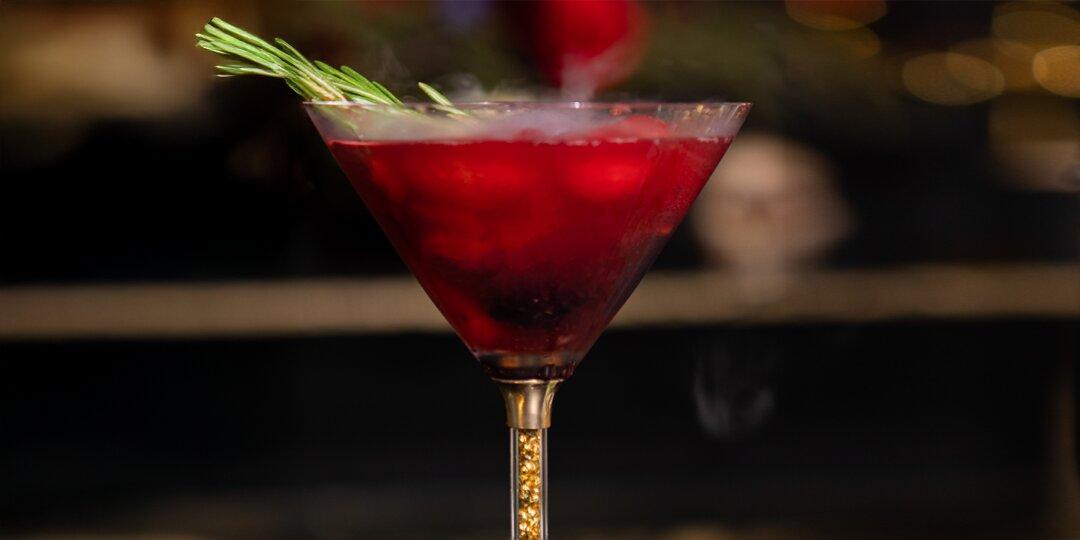 copa&amp;&#x23;x20&#x3B;de&amp;&#x23;x20&#x3B;martini&amp;&#x23;x20&#x3B;de&amp;&#x23;x20&#x3B;pedrer&amp;&#x23;xED&#x3B;a&amp;&#x23;x20&#x3B;dorada&amp;&#x23;x20&#x3B;con&amp;&#x23;x20&#x3B;l&amp;&#x23;xED&#x3B;quido&amp;&#x23;x20&#x3B;rojo&amp;&#x23;x20&#x3B;en&amp;&#x23;x20&#x3B;su&amp;&#x23;x20&#x3B;interior&amp;&#x23;x20&#x3B;y&amp;&#x23;x20&#x3B;humo