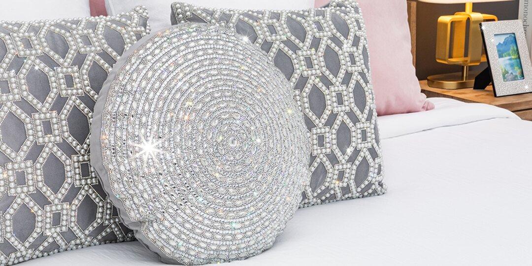 coj&amp;&#x23;xED&#x3B;n&amp;&#x23;x20&#x3B;redondo&amp;&#x23;x20&#x3B;gatsby&amp;&#x23;x20&#x3B;de&amp;&#x23;x20&#x3B;strass&amp;&#x23;x20&#x3B;estilizado&amp;&#x23;x20&#x3B;con&amp;&#x23;x20&#x3B;cojines&amp;&#x23;x20&#x3B;de&amp;&#x23;x20&#x3B;strass&amp;&#x23;x20&#x3B;geom&amp;&#x23;xE9&#x3B;tricos&amp;&#x23;x20&#x3B;en&amp;&#x23;x20&#x3B;una&amp;&#x23;x20&#x3B;cama&amp;&#x23;x20&#x3B;glamurosa&amp;&#x23;x20&#x3B;blanca