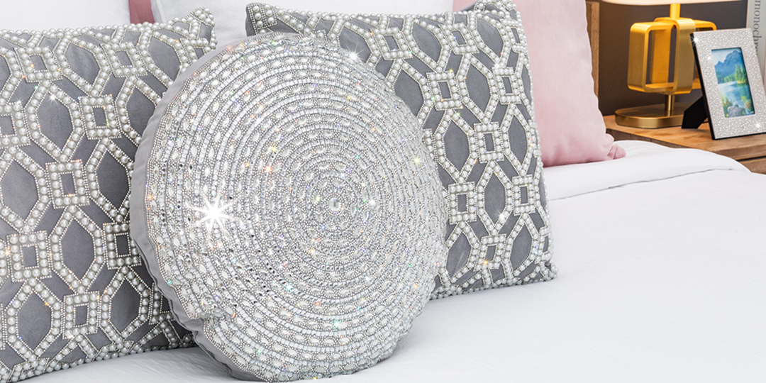 coussin&amp;&#x23;x20&#x3B;rond&amp;&#x23;x20&#x3B;gatsby&amp;&#x23;x20&#x3B;en&amp;&#x23;x20&#x3B;strass&amp;&#x23;x20&#x3B;dispos&amp;&#x23;xE9&#x3B;&amp;&#x23;x20&#x3B;avec&amp;&#x23;x20&#x3B;des&amp;&#x23;x20&#x3B;coussins&amp;&#x23;x20&#x3B;g&amp;&#x23;xE9&#x3B;om&amp;&#x23;xE9&#x3B;triques&amp;&#x23;x20&#x3B;en&amp;&#x23;x20&#x3B;strass&amp;&#x23;x20&#x3B;sur&amp;&#x23;x20&#x3B;une&amp;&#x23;x20&#x3B;literie&amp;&#x23;x20&#x3B;glamour&amp;&#x23;x20&#x3B;blanche