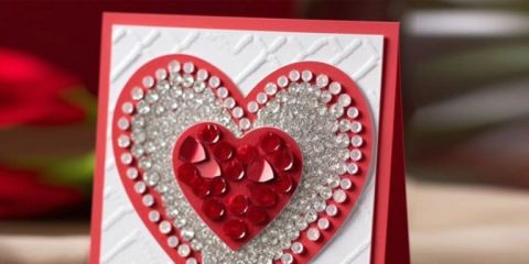 Carte de Saint-Valentin glamour avec design de cœur en strass rouges