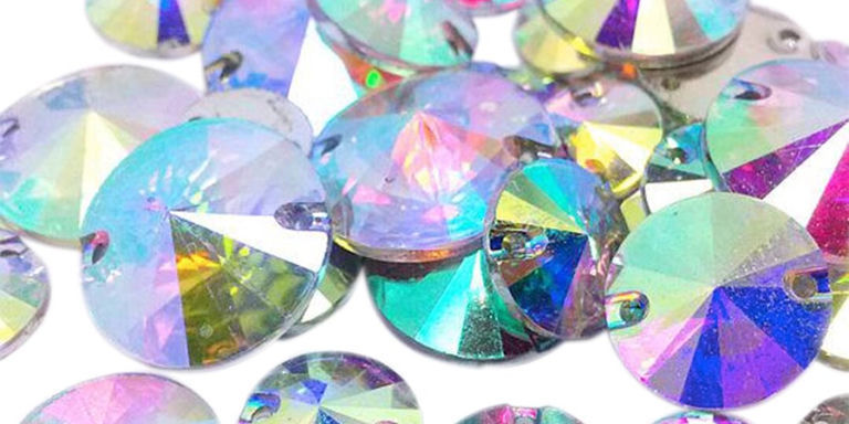 Primer plano de diamantes de imitación recubiertos con Aurora Boreal que muestran reflejos arcoíris