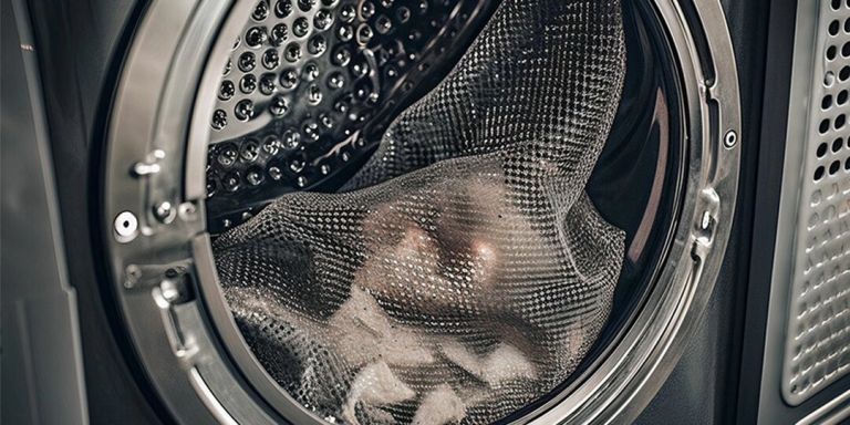 Vêtements délicats en strass dans un sac à linge en filet à l