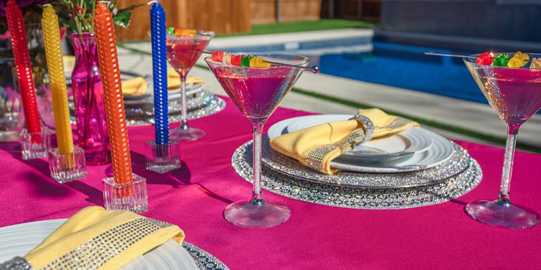 Décor de table vibrant orné de strass avec couleurs d