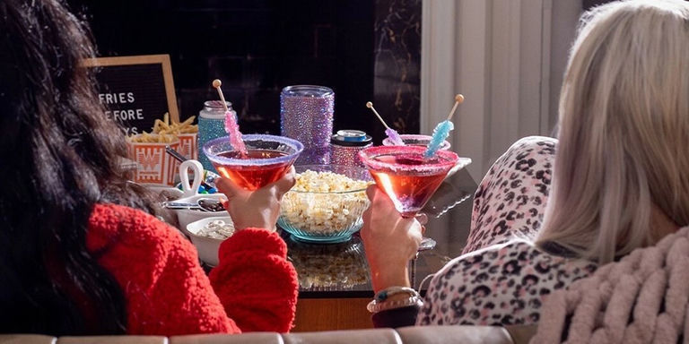 Barra de aperitivos de decoraciones de pedrería de Galentine con papas fritas, cócteles de roca de caramelo y decoración festiva para fiestas