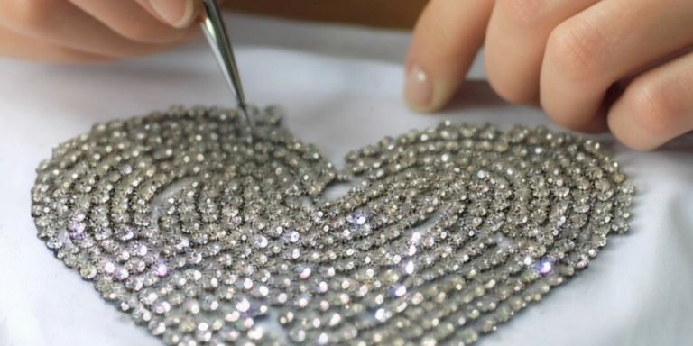 Proyecto de camiseta adornada con diamantes de imitación DIY
