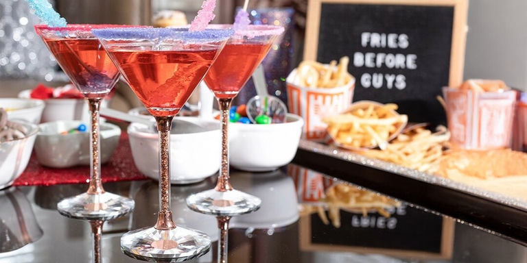 Barra de aperitivos de decoraciones de pedrería de Galentine con papas fritas, cócteles de roca de caramelo y decoración festiva para fiestas