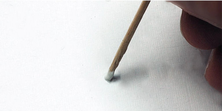 Placer de petits strass sur du papier cartonné dans une disposition de design de fête